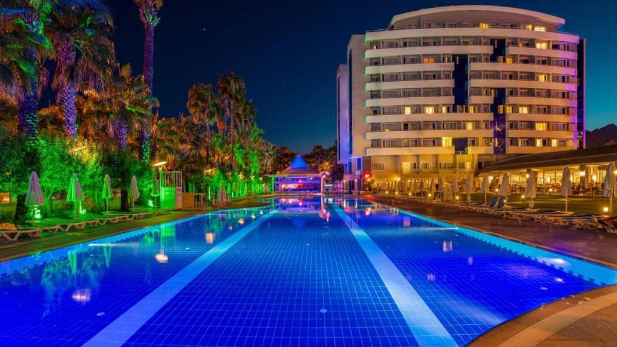 Porto Bello Hotel Resort & SPA - basen nocą