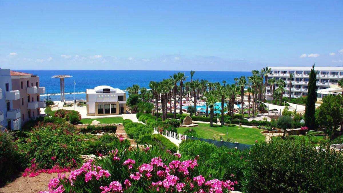St. George Beach Hotel & Spa Resort - basen