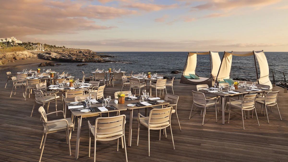 Gran Meli&aacute; Palacio de Isora - taras przy plazy